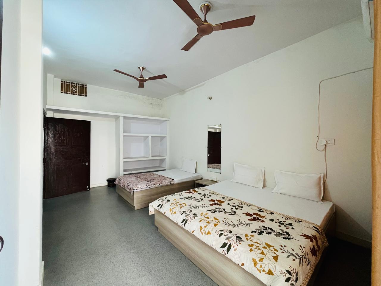 Log Inn Banaras | Entire 2 BHK Apartment - Tap to explore photos