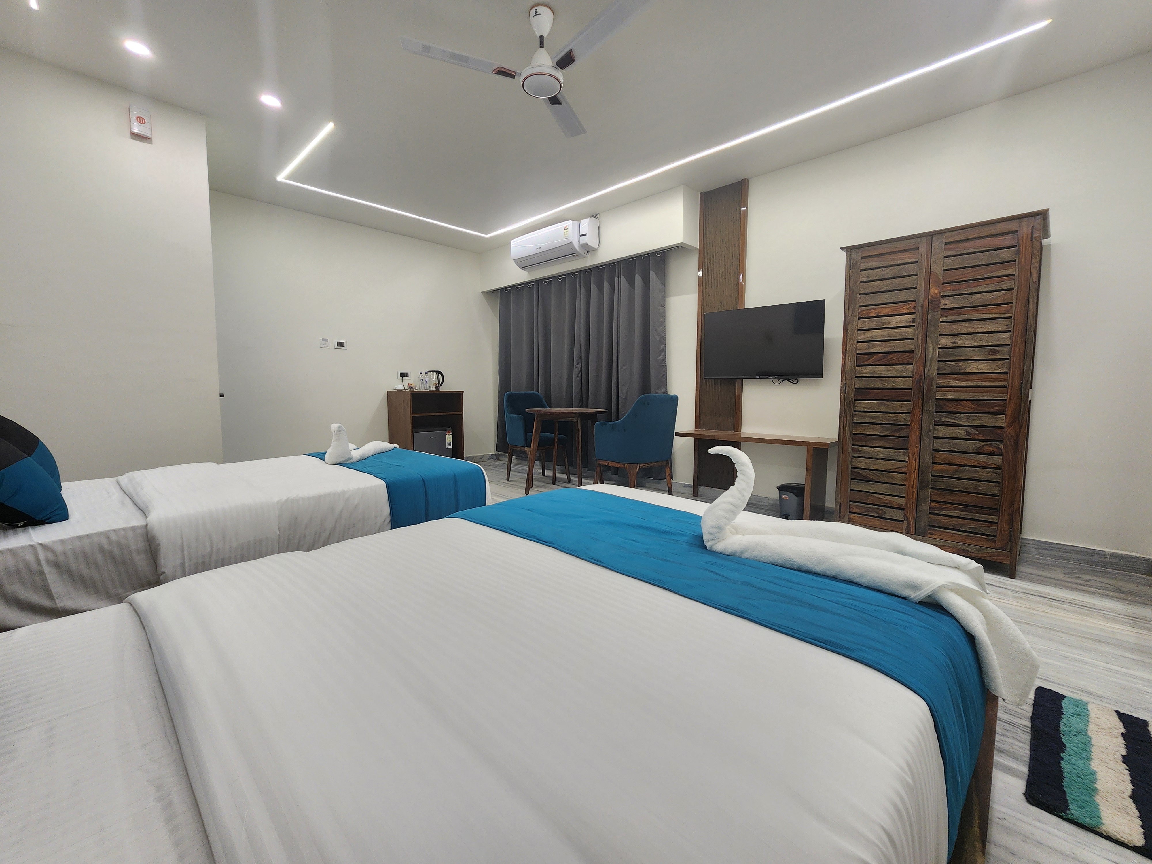 Clovera - Tap to explore photos