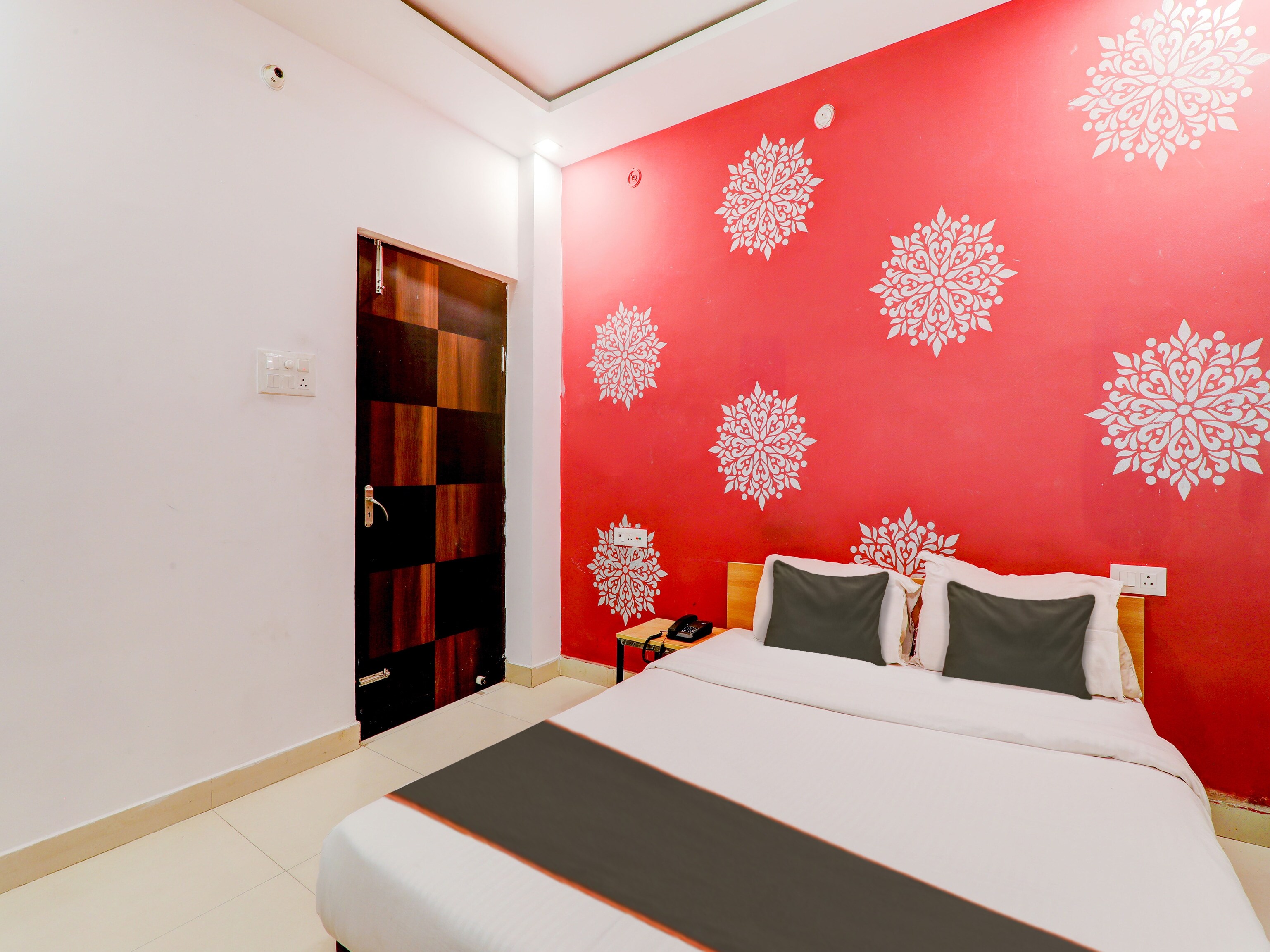 Collection O Kiara Guest House - Tap to explore photos