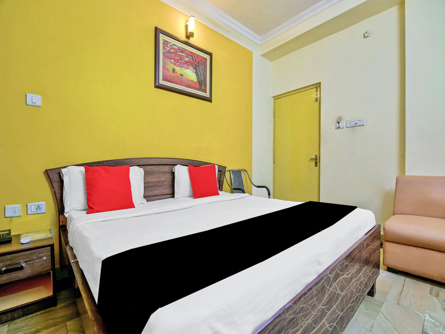 HOTEL V S CONTINENTAL Room Type - Deluxe Room