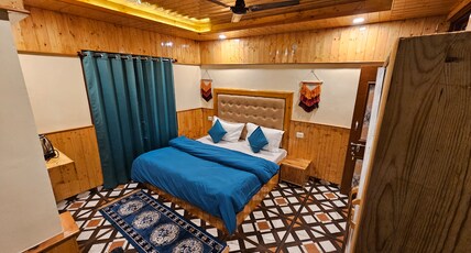 Nirvana By Oztel - Backpacker Hostel Room Type - Mountain-view Superior Wooden Room with Attached Washroom