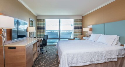 Hampton Inn and Suites by Hilton, Downtown Vancouver Room Type - KING STANDARD-NON SMOKING