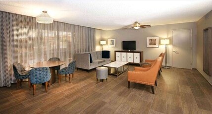 Doubletree by Hilton Bloomington - Minneapolis South Room Type - PARLOR QUEEN MURPHY BED