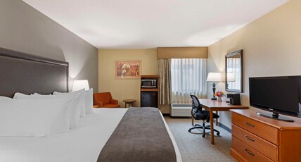 Best Western Plus the Charles Hotel Room Type - Accessible - 1 King, Mobility Accessible, Bathtub, Non-Smoking, Full Breakfast