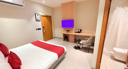 THE RED OAK HOTEL, Near AIIMS Room Type - Premium King Bed Room