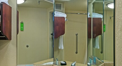 Hampton Inn I-10 & College Drive Room Type - 1KING STUDY SOFABED NOSMOK