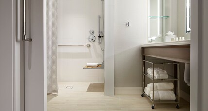 Hotel Indigo ATLANTA DOWNTOWN Room Type - 1 King Suite Mobil Access Roll Shower