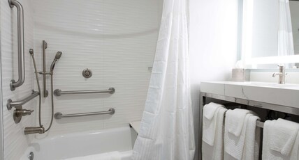DoubleTree by Hilton Sulphur Lake Charles Room Type - 2 QN MOB HEARING ACC TUB