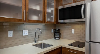  Staybridge Suites Phoenix East - Gilbert, an IHG Hotel Room Type - 1 Queen Studio Suite Comm Accessible Tub