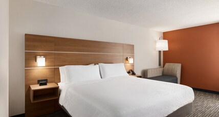 Holiday Inn Express VERO BEACH-WEST (I-95) Room Type - 1 King Standard Mobility Accessible Roll In Shower
