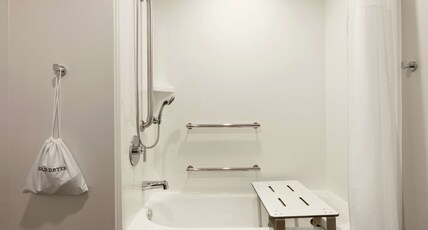 Hampton Inn by Hilton Dulles/Cascades Room Type - 1KNG MOB HEAR ACC W TUB NS