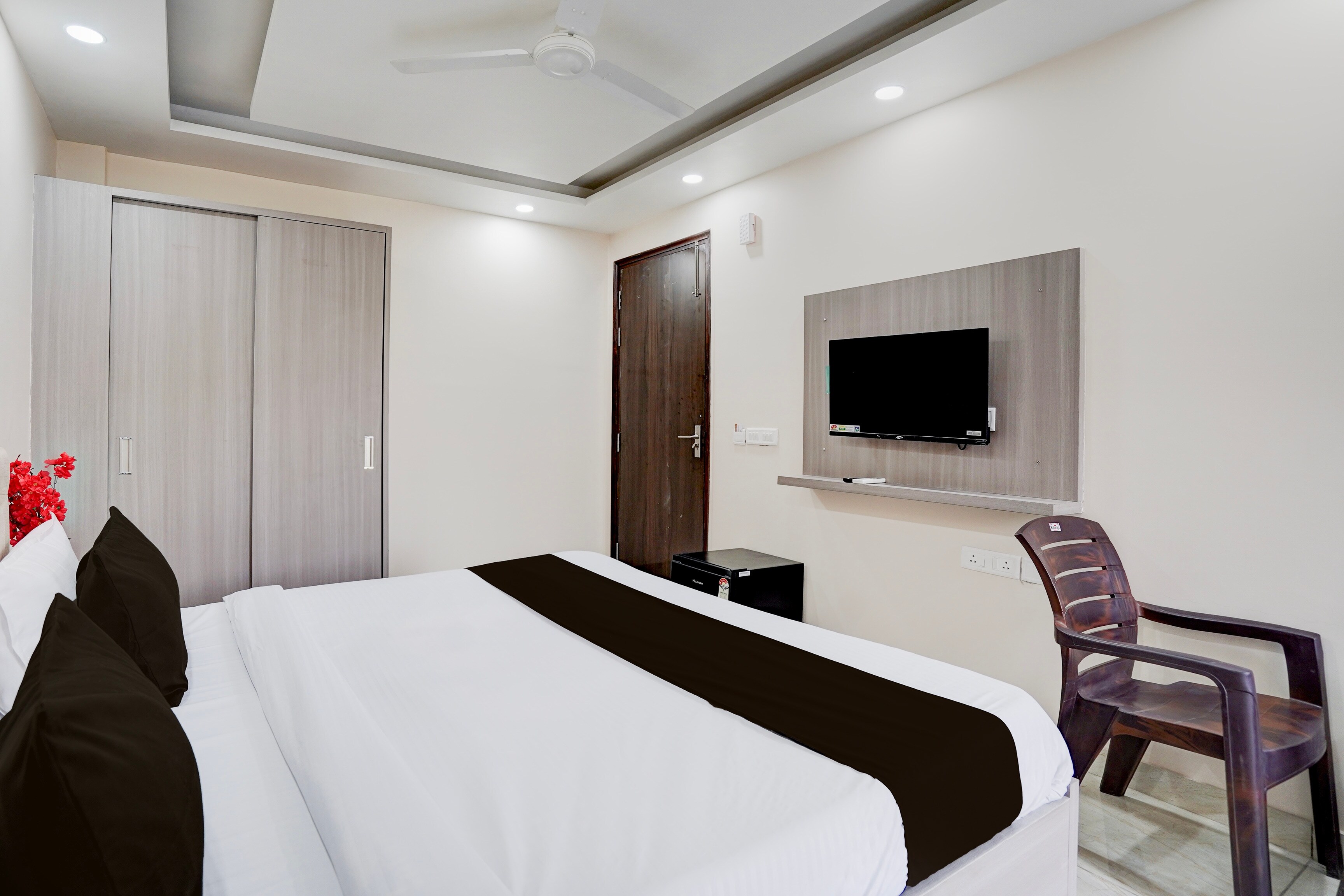 Hotel O Tanishq Ashiana - Tap to explore photos