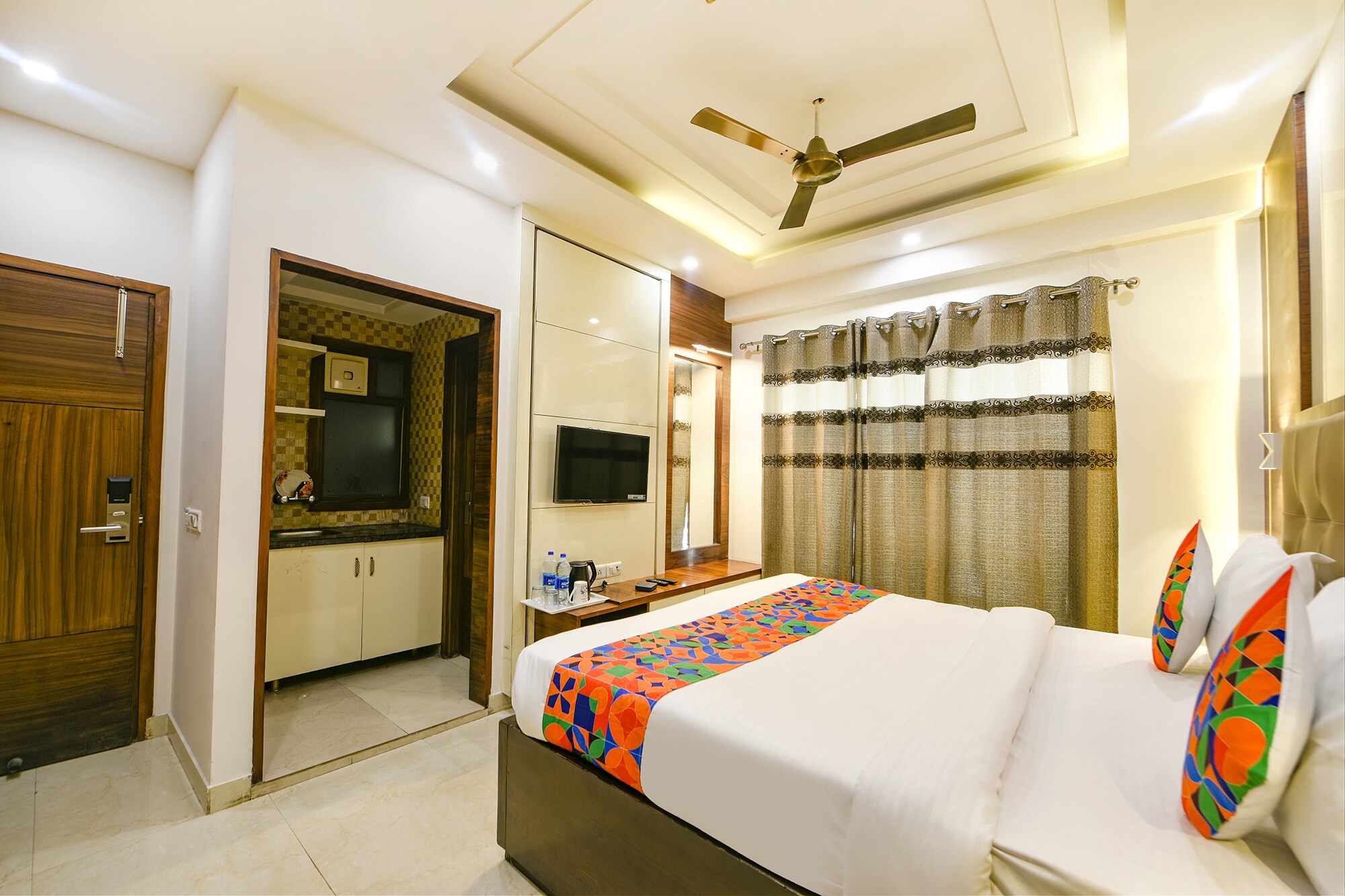FabHotel Just Inn - Nr. Lajpat Nagar Market - Tap to explore photos