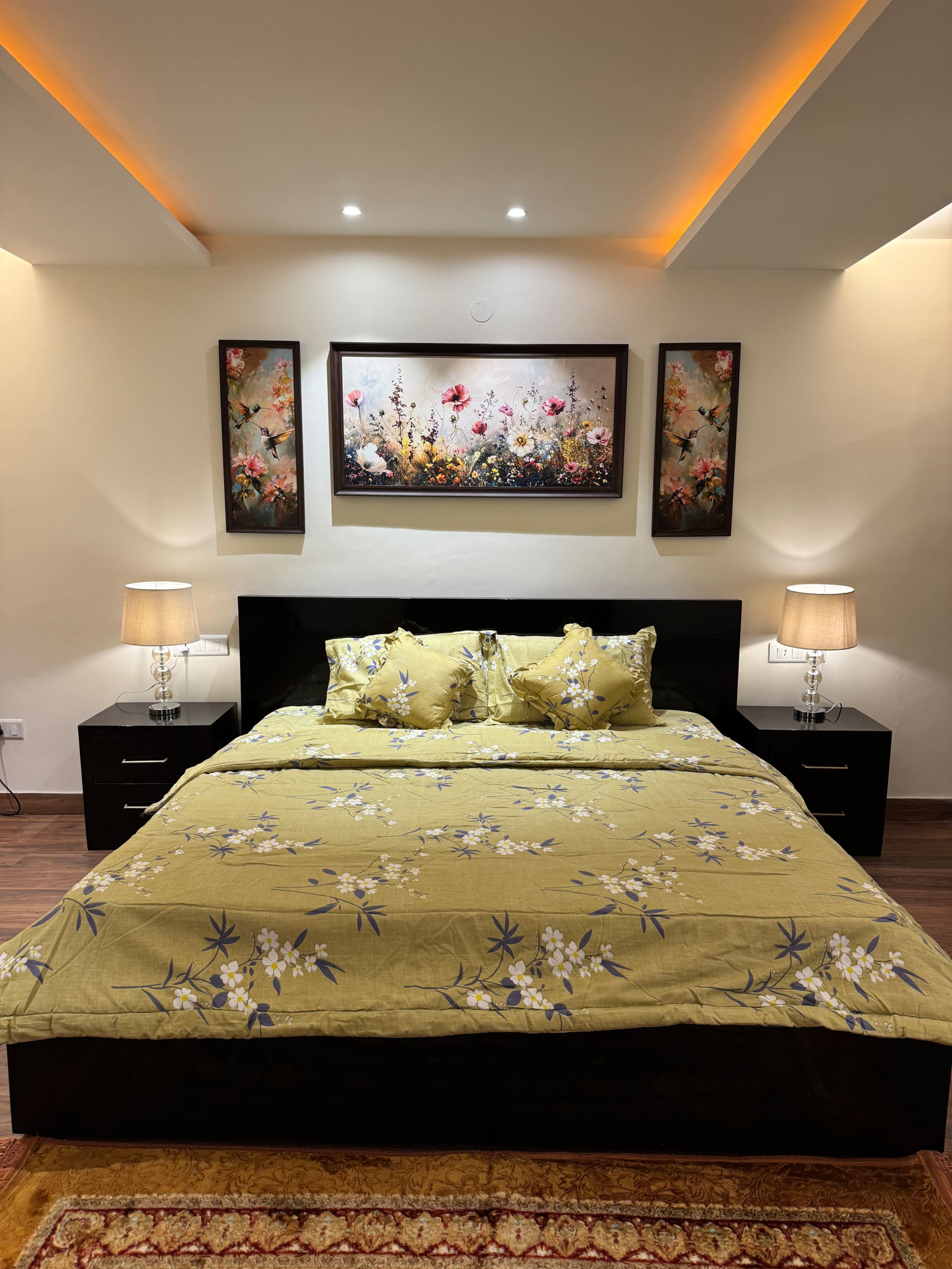 Mall Road Luxury 2BHK w Balcony WiFi - Tap to explore photos