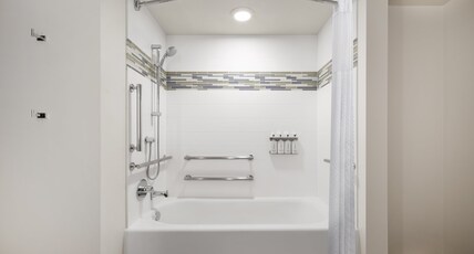 EVEN Hotel Seattle DTWN Lake Union Room Type - 1 King Bed Standard Comm Access Tub
