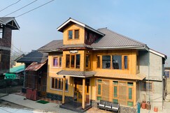 Green Woods Paying Guest House