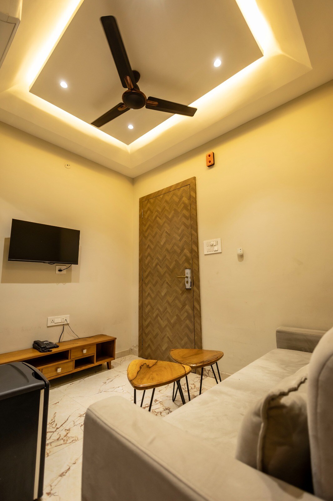 Vijay's Luxury Apartment - Tap to explore photos