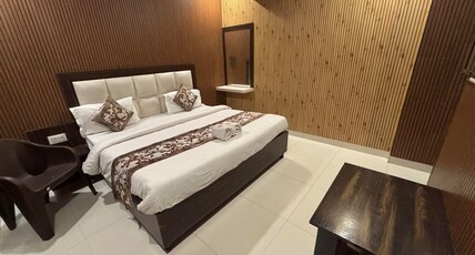 SHINE STAR BNB HOMESTAY Room Type - Deluxe Room with AC & Free Wifi