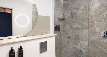 Mercure London Earls Court Room Type - Classic Room with 2 single beds with Rainfall Shower Mercure London Earls Court Room Type - Classic Room with 2 single beds with Rainfall Shower