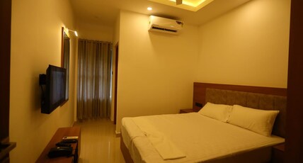 ROYALE REVERA Room Type - DELUXE AC ROOM