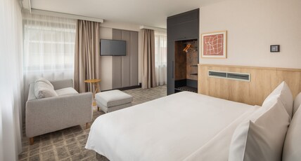 Crowne Plaza BUDAPEST Room Type - 1 King Bed Junior Suite with Seating Area