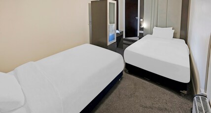 OYO The Baltimore Hotel Room Type - Standard Twin Room