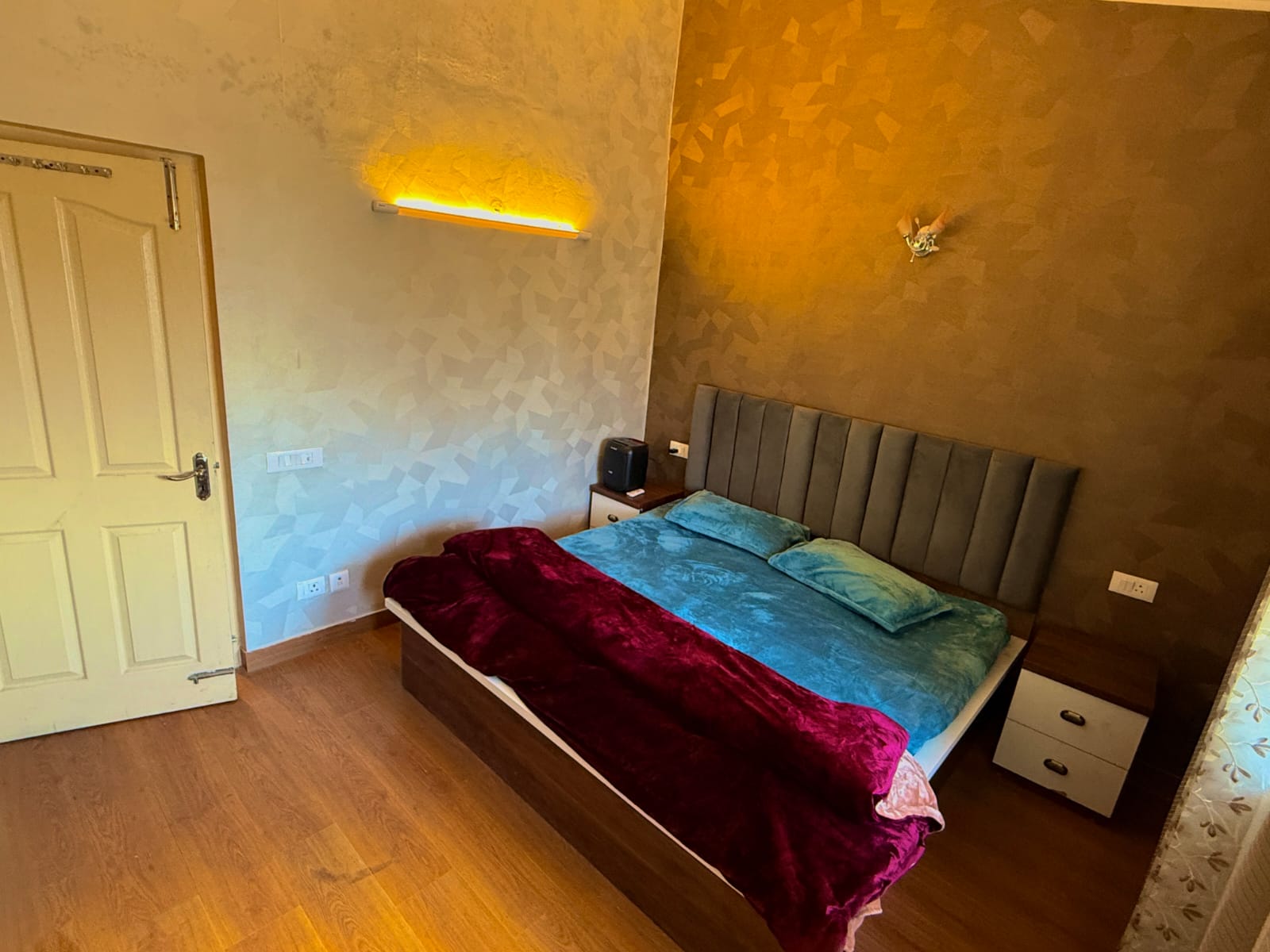 Quick Quarter's-2BHK Flat - Tap to explore photos