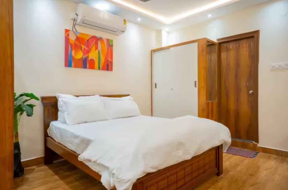 Spacious Studio - Penthouse - Tap to explore photos