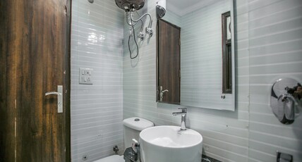 KRISHNA INN near Nizamuddin Railway Station Room Type - Executive Room