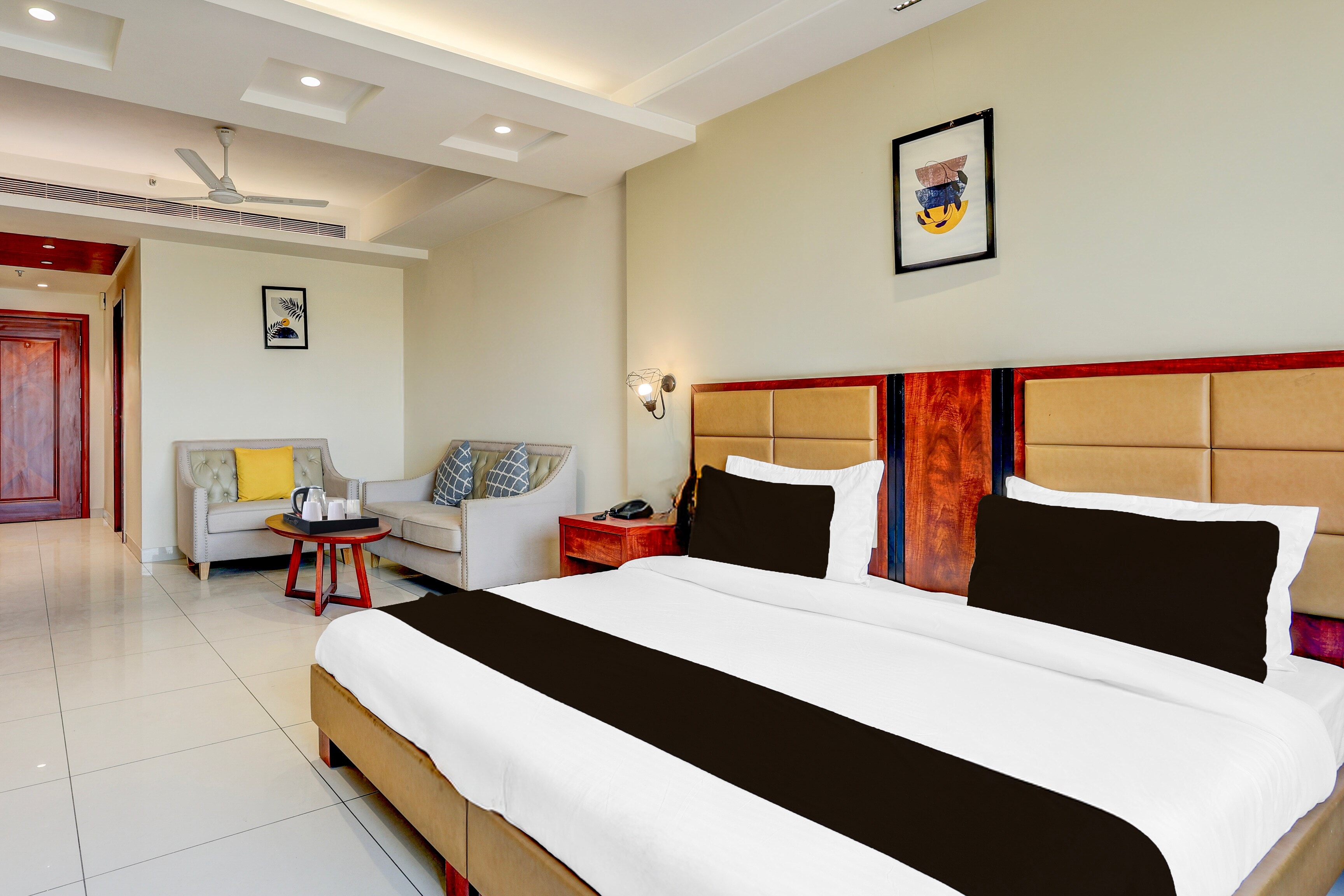 Super Townhouse Oak Sector 39 Medanta - Tap to explore photos