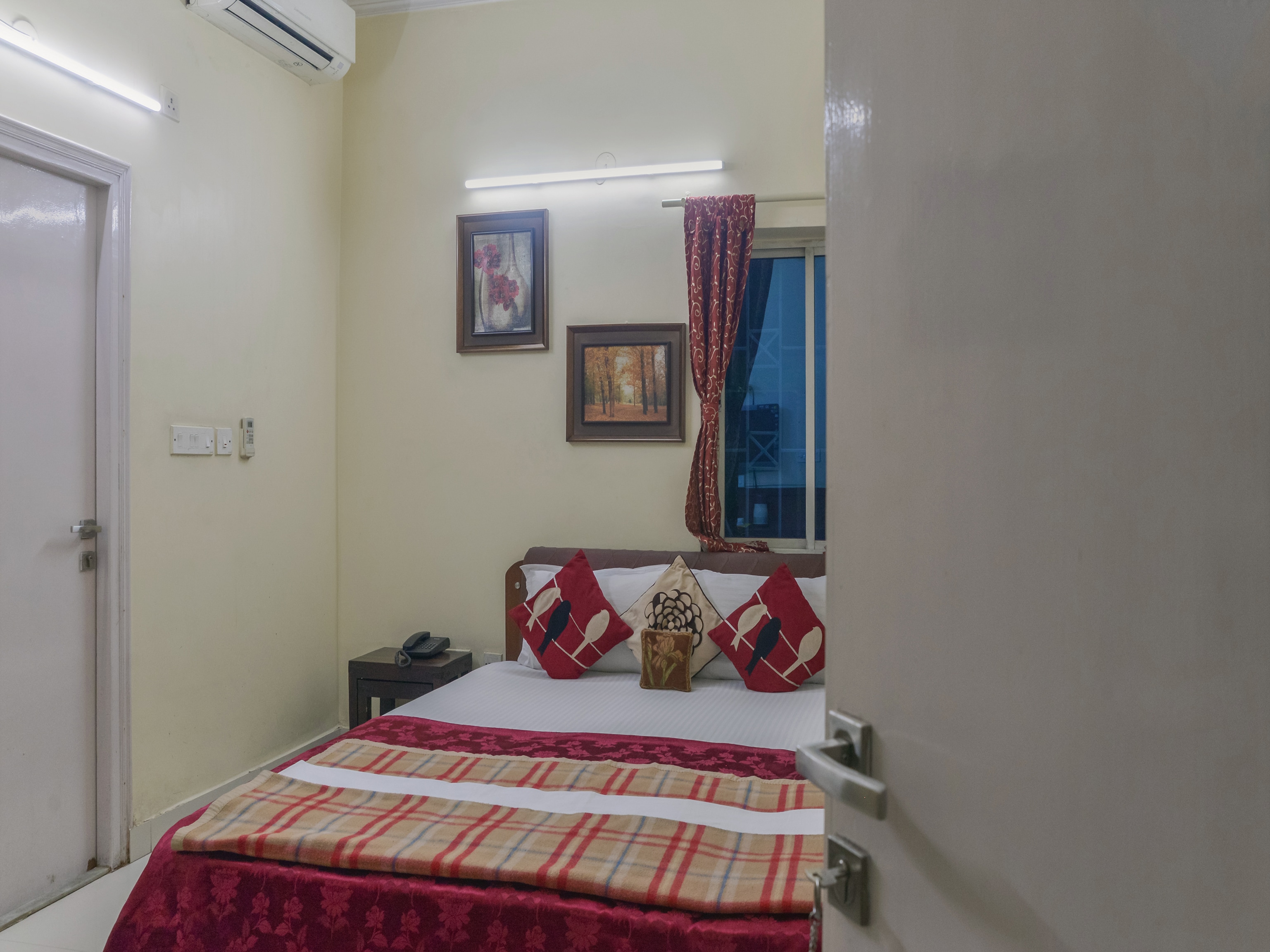 Innra Guest House - Tap to explore photos