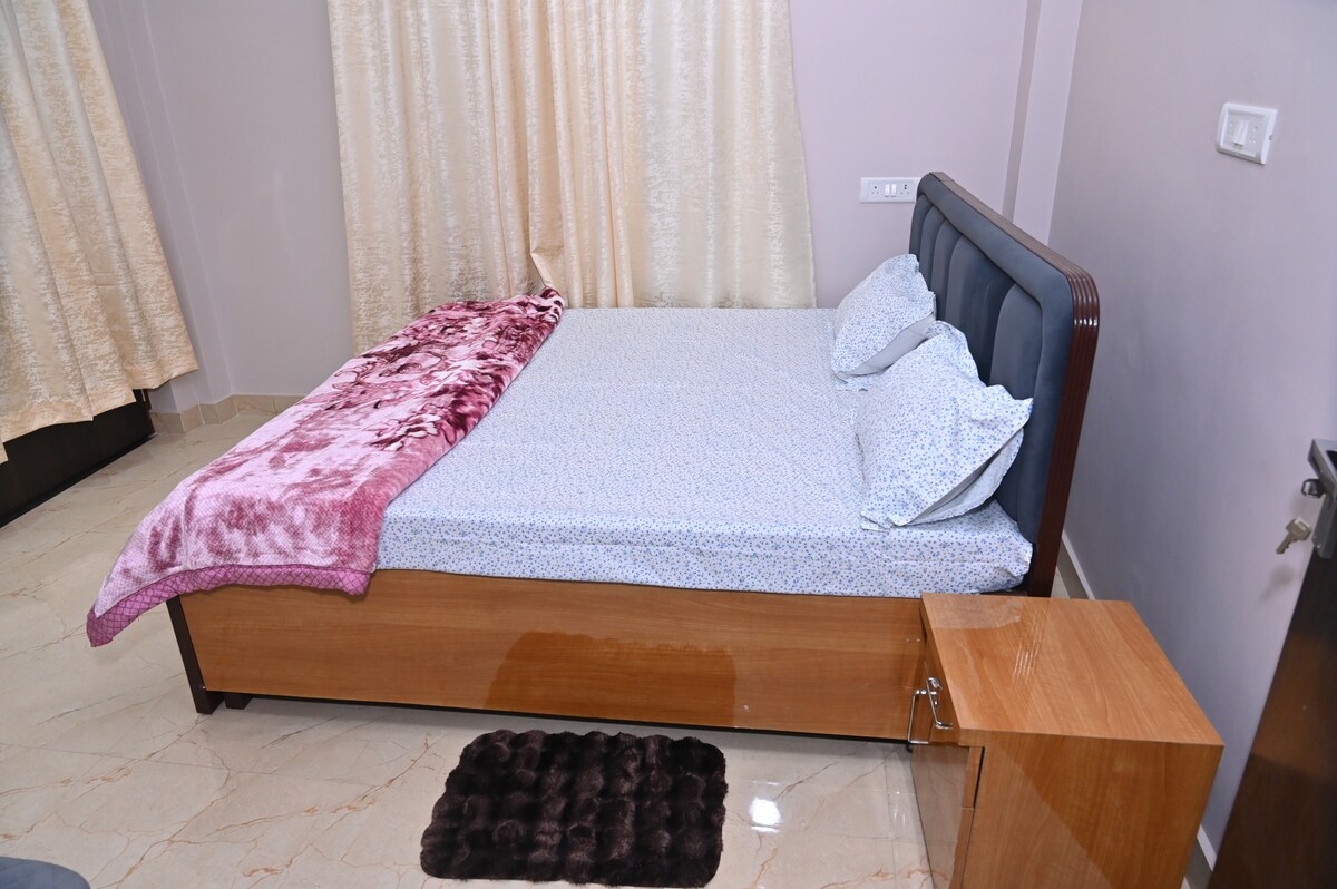 2BHK 3 King Size Bed 6 Guests 4Km Ram Mandir - Tap to explore photos