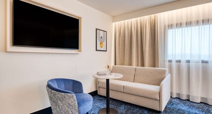 Hotel Lille Euralille - Hilton Affiliate Hotel Room Type - KING GUEST ROOM WITH SOFA