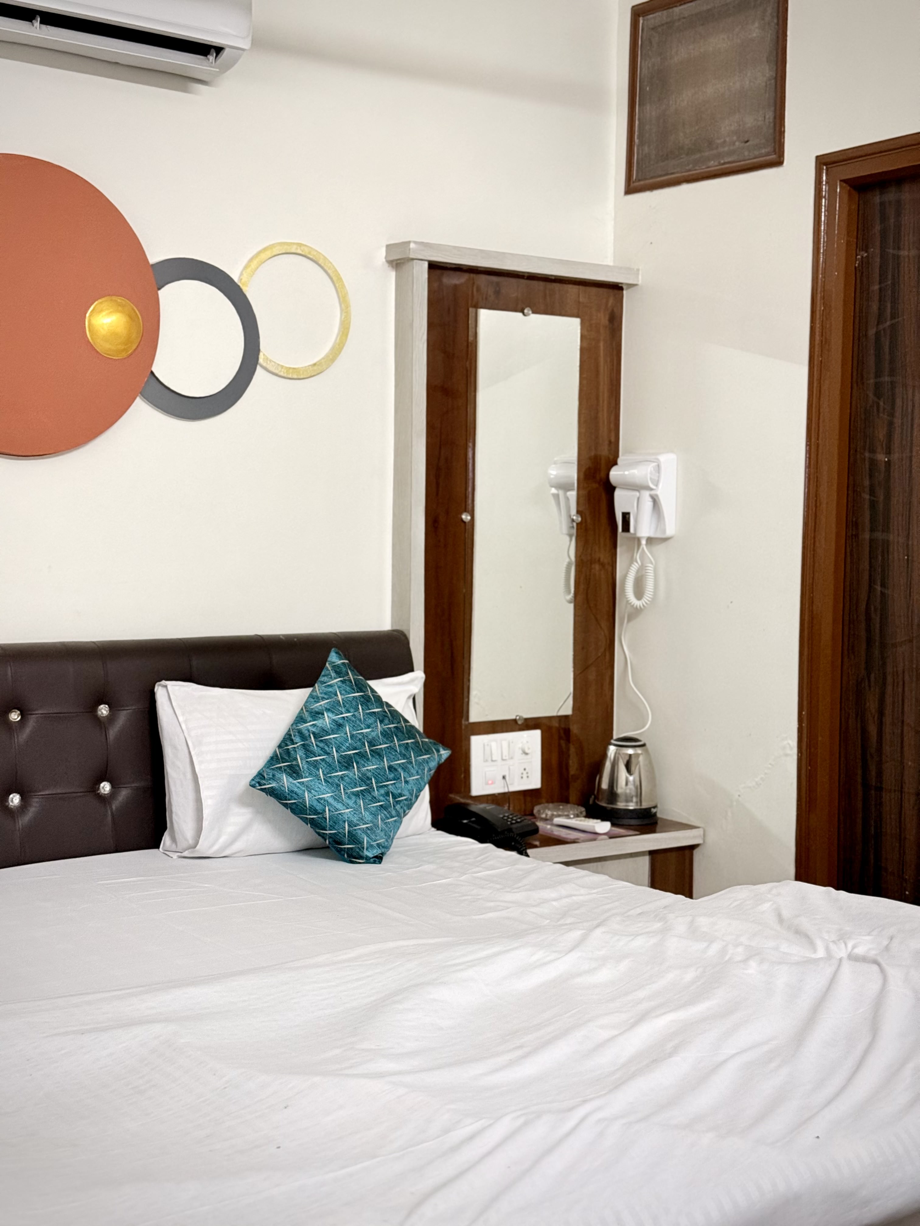 Hotel Shree Siddhi Vinayak - Tap to explore photos