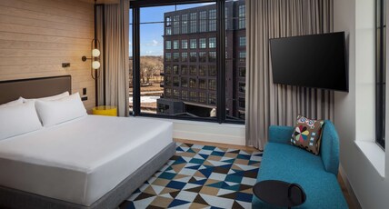 Canopy by Hilton Sioux Falls Downtown Room Type - DISTRICT CRNR 1 KG BALCONY