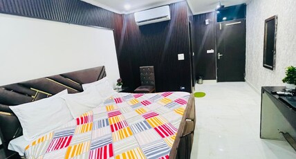 Hotel Tom Jerry Room Type - Deluxe Rooms ( King Size Bed )