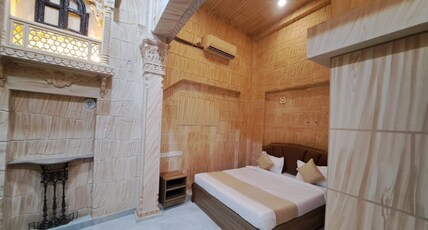 Batra Guest House Varanasi Room Type - Luxury Ac Room in Varanasi | Raj Niwas (Room No-101) Batra Guest House Varanasi Room Type - Luxury Ac Room in Varanasi | Raj Niwas (Room No-101)