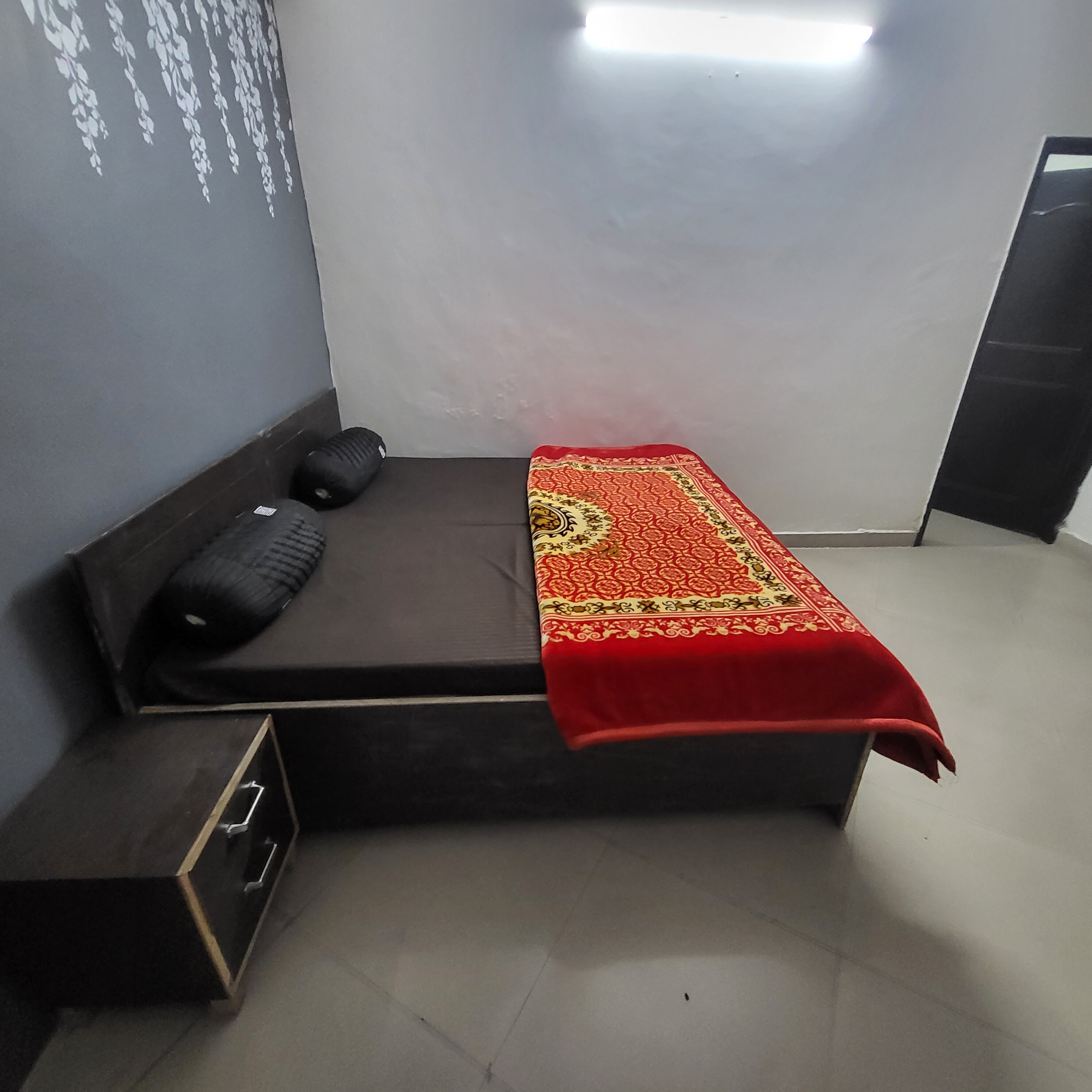 1 BHK Apartment Non AC Near Har Ki Pauri - Tap to explore photos