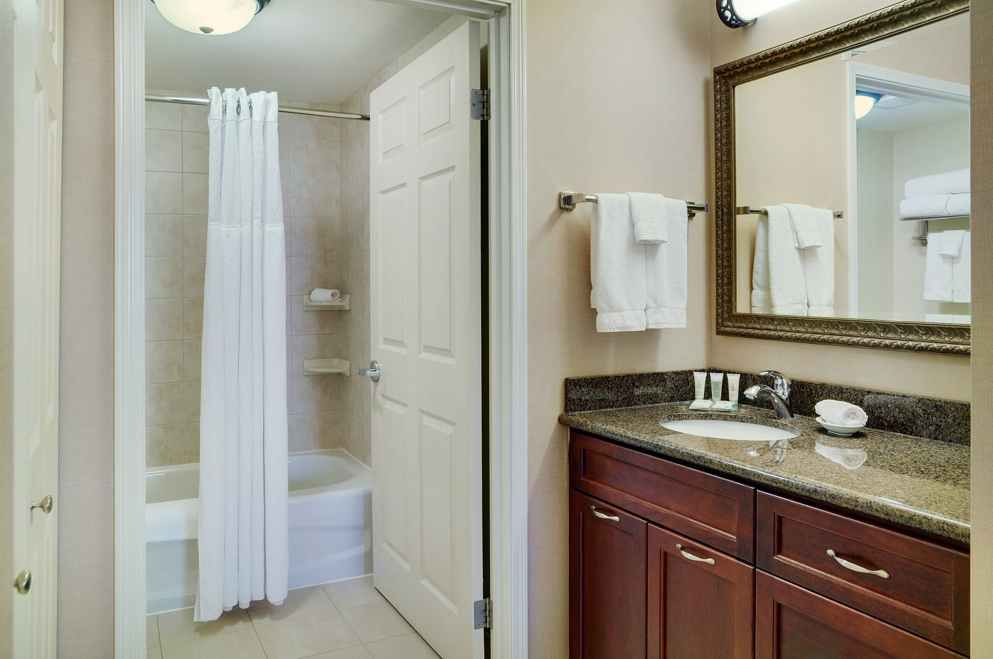Staybridge Suites OAKVILLE-BURLINGTON - Tap to explore photos