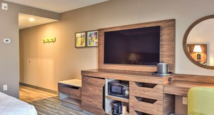Hampton Inn & Suites Keene Room Type - 2 QUEENS W  FRIDGE MICROWV