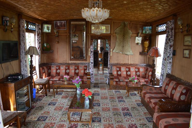 Golden Apple Houseboat - Tap to explore photos