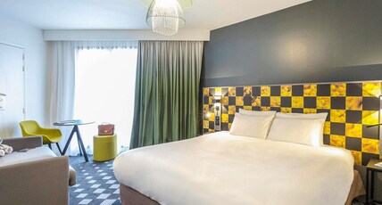 Mercure Hyeres Centre Hotel Room Type - Standard room with 1 double bed and 1 sofa, balcony