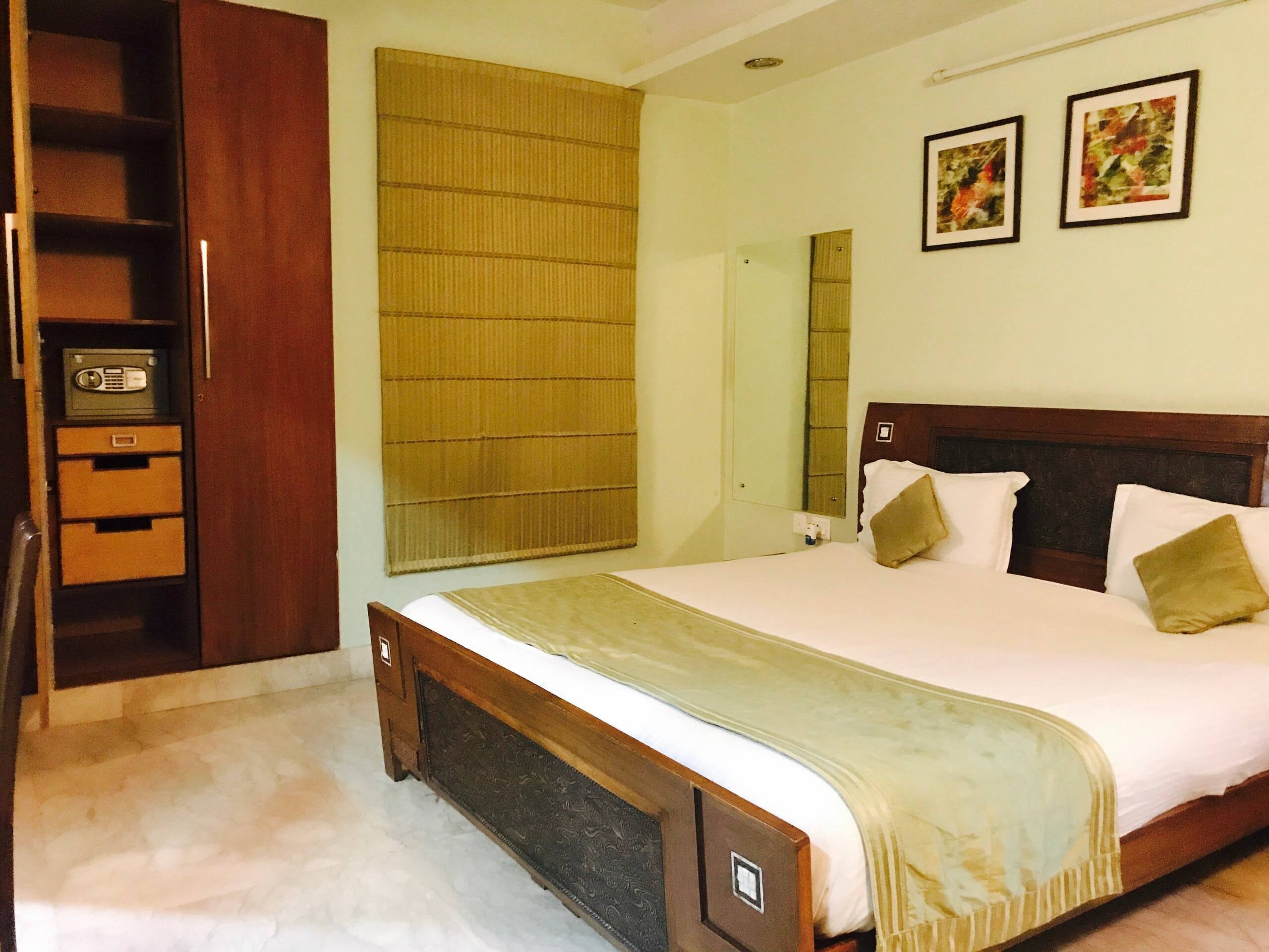 Skylink Suites Homestay | Rooms & Caretaker - Tap to explore photos