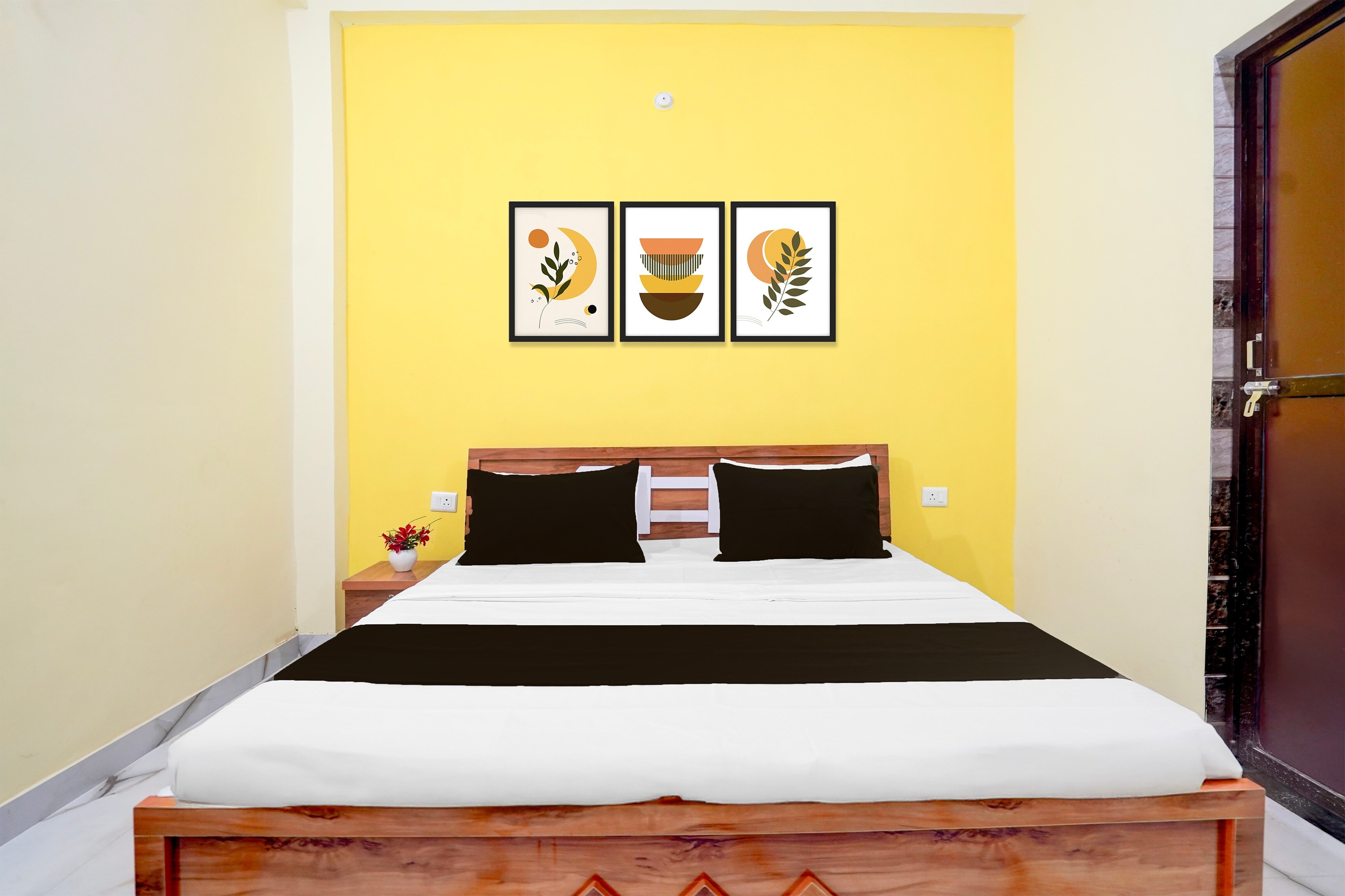 Hotel O by OYO Cloud Inn - Tap to explore photos
