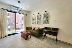 Urban Nomad Corner - 1BHK Near Candolim Beach with Pool, Kitchen, Parking & WiFi