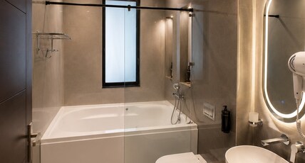 Art Luxury Service Apartment Golf Course Road Room Type - Sora Suites 1 BHK with Bathtub