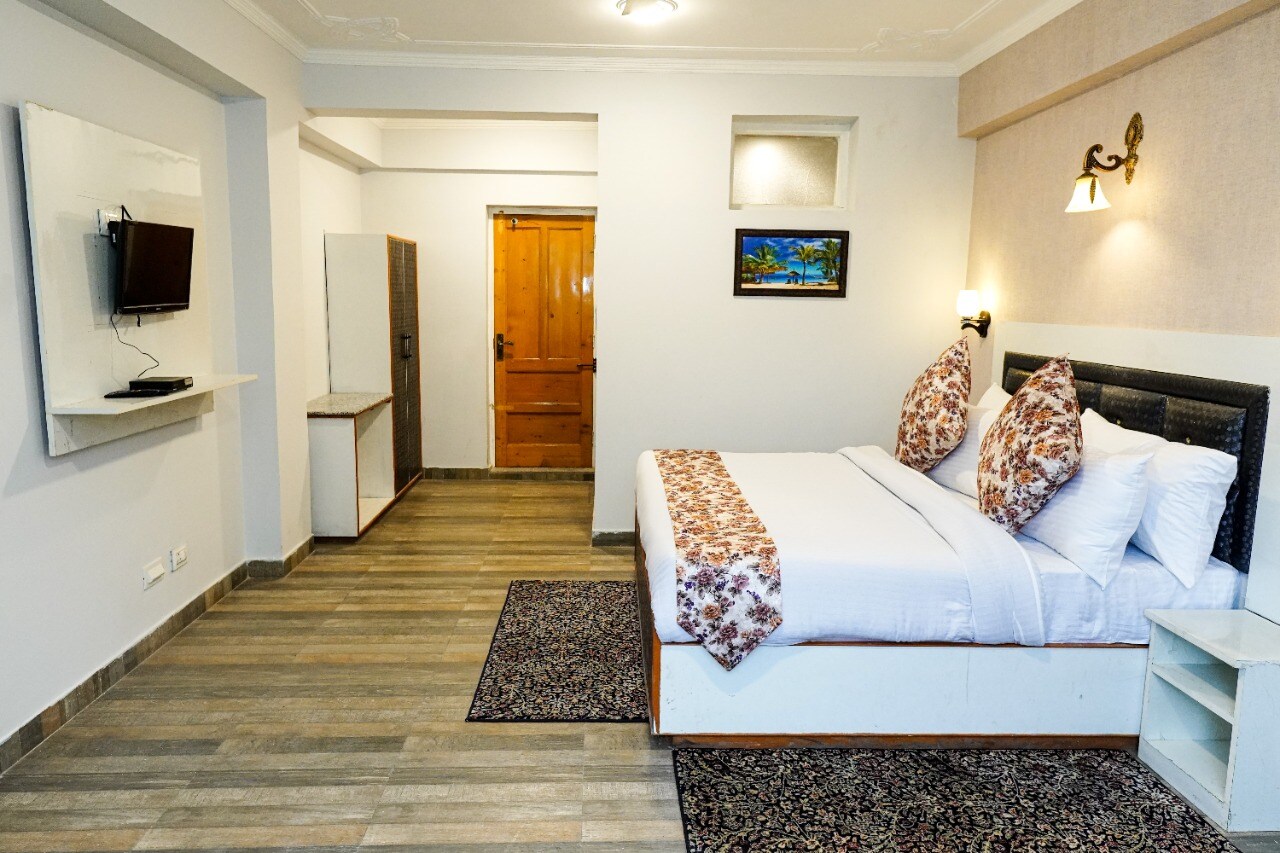 Click Sunburry Hotel Srinagar - Tap to explore photos