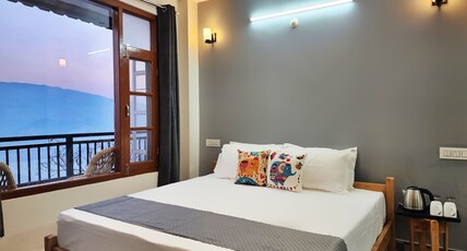 The Halt Narkanda - Rooms and Rooftop Cafe Room Type - Deluxe Room with Balcony (Valley View)