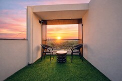 1BHK Luxury Penthouse in Vijay Nagar | Private Terrace & City View