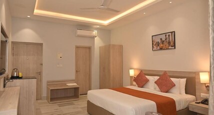 Poonam Aayati Room Type - Standard Double Bed Room with City View